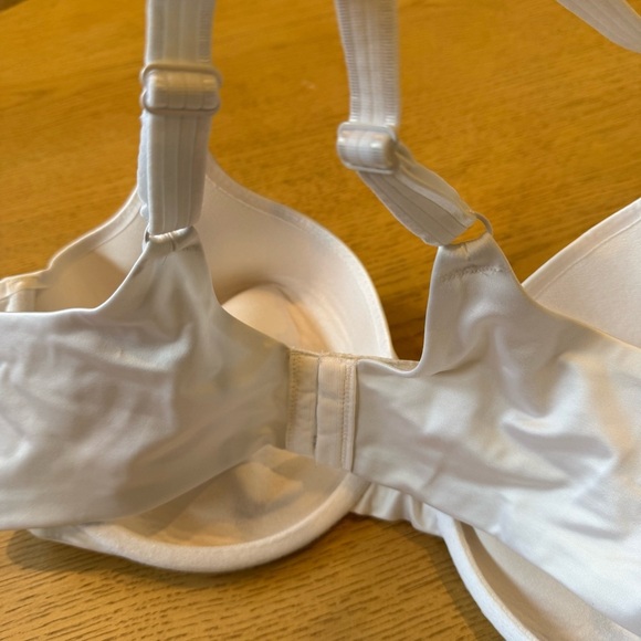 Bali white Smoothing bra with petals size 38D - Picture 5 of 7